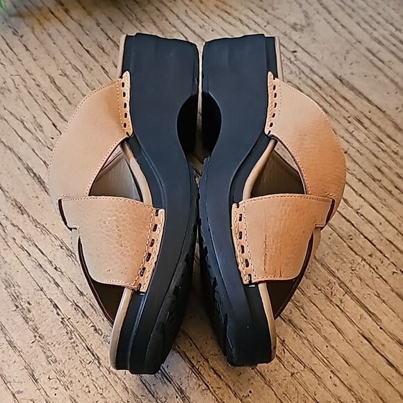 L.L. Bean tan leather sandals size 8 new condition - Picture 3 of 10